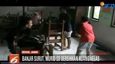 Bersama gurunya, para siswa ini sibuk membersihkan ruang kelas yang kotor dan penuh lumpur akibat banjir.