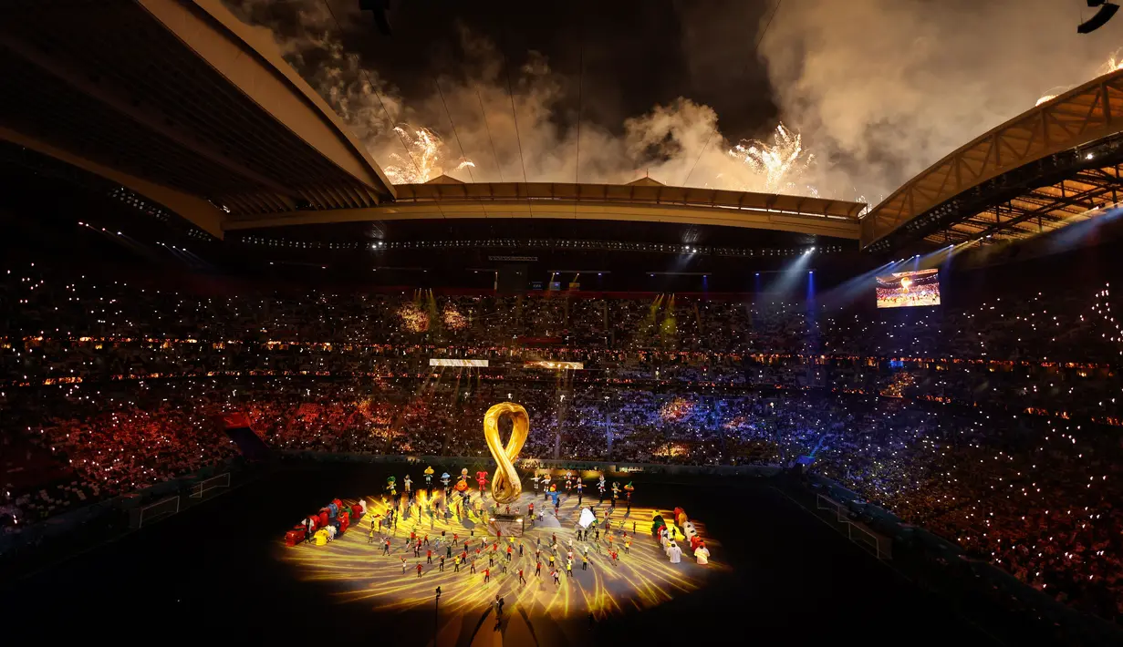 Para penari tampil dalam upacara pembukaan menjelang pertandingan sepak bola Grup A Piala Dunia Qatar 2022 antara Qatar dan Ekuador di Stadion Al-Bayt di Al Khor, utara Doha (20/11/2022). Acara dimulai pada pukul 21.40 WIB dengan berlangsung megah dan meriah.(AFP/Odd Andersen)