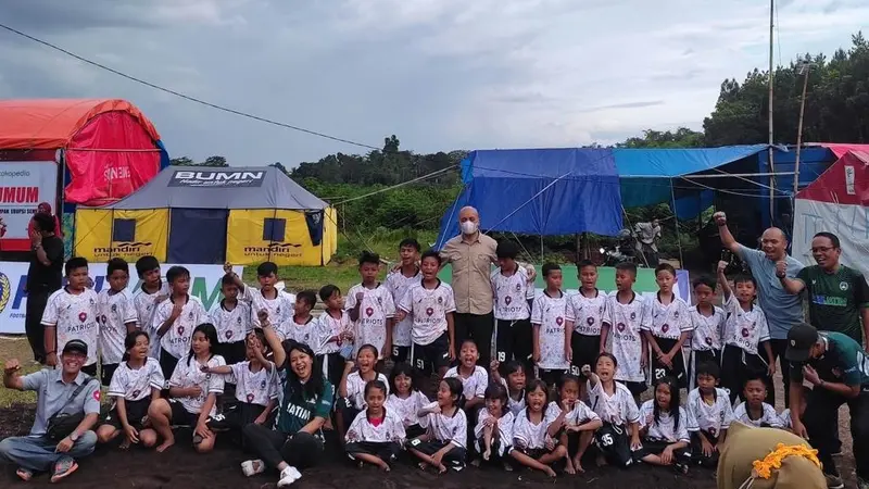 Patriots Group bekerja sama dengan PSSI Jatim mengadakan acara bertajuk Football for Hope. (Liputan6.com/ Dewi Divianti)