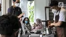Praktisi (kiri) mengajar pembuatan kopi kepada anak berkebutuhan khusus di The Home, Cilandak, Jakarta, Selasa (11/1/2022). Belajar membuat kopi merupakan salah satu pelatihan khusus yang disesuaikan dari minat anak berkebutuhan khusus setelah selesai pendidikan di SLB. (Liputan6.com/Johan Tallo)