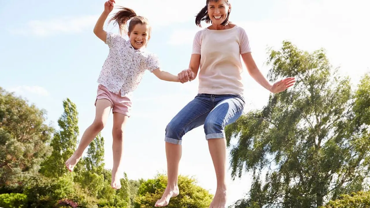 Serunya Bermain Trampolin dengan Anak