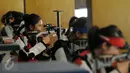 Petembak Indonesia, Vidya Rafika (tengah) saat berlaga di Final 50m RIFLE 3 positions women di Kejuaraan Menembak se-Asia Tenggara di Jakarta, Senin (23/11/2015). Vidya menempati posisi tujuh dengan 367.0 poin. (Liputan6.com/Helmi Fithriansyah)