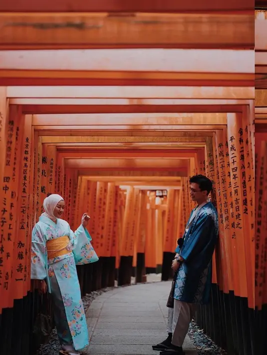 Berada di Jepang, tak lengkap rasanya jika tidak mengunjungi tempat wisata populernya. Mereka pun tampak berpose di Fushimi Inari Taisha. Tidak hanya itu, Dinda dan Rey Mbayang juga mengabadikan momen liburannya dengan mengenakan kimono. Meski perutnya dililit kain, baby bump Dinda tetap terlihat jelas. (Liputan6.com/IG/@rey_mbayang)