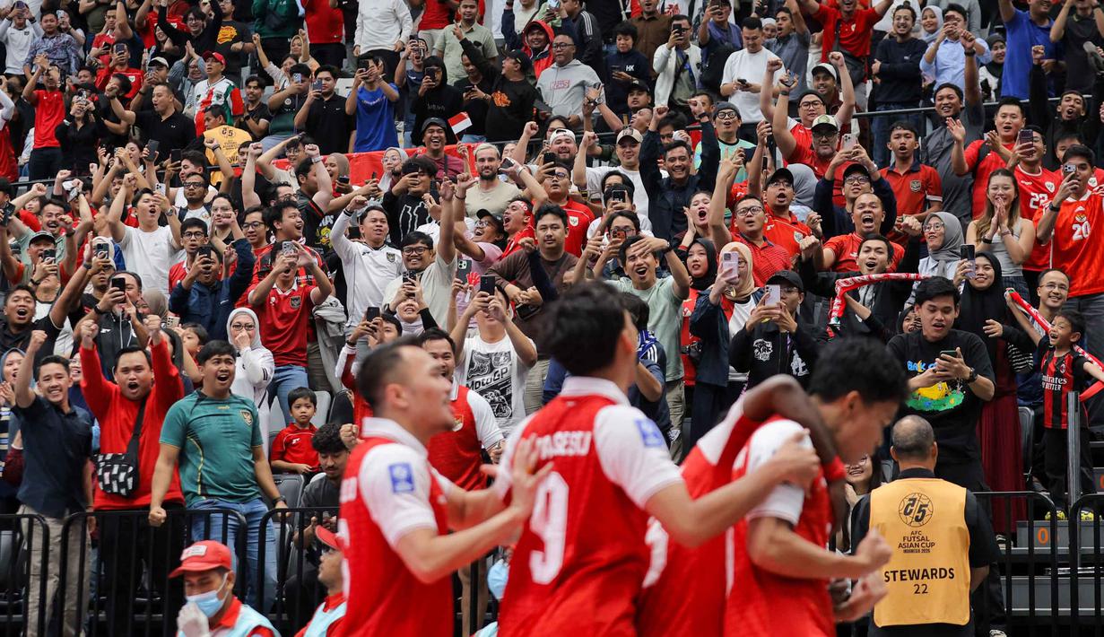 Di menit akhir pertandingan, Indonesia Arena kembali bererumuh, Firman Ardiansyah membobol gawang Jepang dengan tendangan roketnya. Skor 3-2 untuk Pasukan Garuda. Tampak dalam foto, pendukung merayakan gol yang dicetak pemain Timnas Futsal Indonesia saat melawan Jepang pada semifinal Piala Asia Futsal 2026 di Indonesia Arena, Gelora Bung Karno, Senayan, Jakarta, Kamis (4/2/2026). (Bola.com/Bagaskara Lazuardi)
