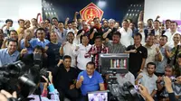 Pangkostrad TNI, Edy Rahmayady (tengah), Manager Persib Bandung, Umuh Muchtar (kiri) dan kelompok 85 berfoto bersama di Grand Rubina Business Park, Jakarta, Selasa (24/5/2016). (Bola.com/Nicklas Hanoatubun)