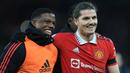 Pemain Manchester United, Marcel Sabitzer (kanan) dan Tyrell Malacia berjalan meninggalkan lapangan setelah laga pekan ke-22 Liga Inggris 2022/2023 melawan Crytal Palace di Old Trafford, Manchester, Sabtu (04/02/2023). MU berhasil menang dengan skor 2-1 melalui gol Bruno Fernandes dan Marcus Rashford. (AFP/Lindsey Parnaby)