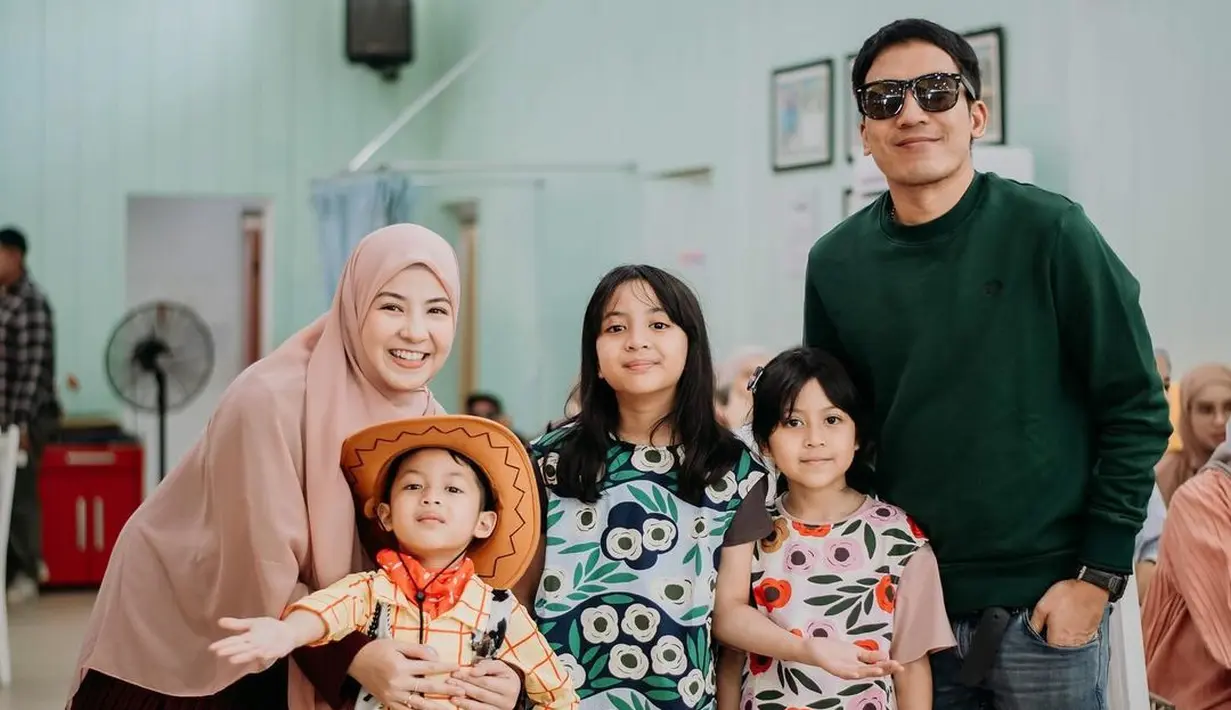 Kedua kakak Miguel, Mishka dan Megumi kompak kenakan dress bermotif floral yang beda warna [@natasharizkynew]