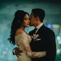 Gaun pengantin simple dan klasik jadi pilihan Putri Tanjung untuk resepsi pernikahannya, berikut cerita di baliknya dari sang desainer Ekhi Anam (Foto: Instagram @putri_tanjung/@morden.co)
