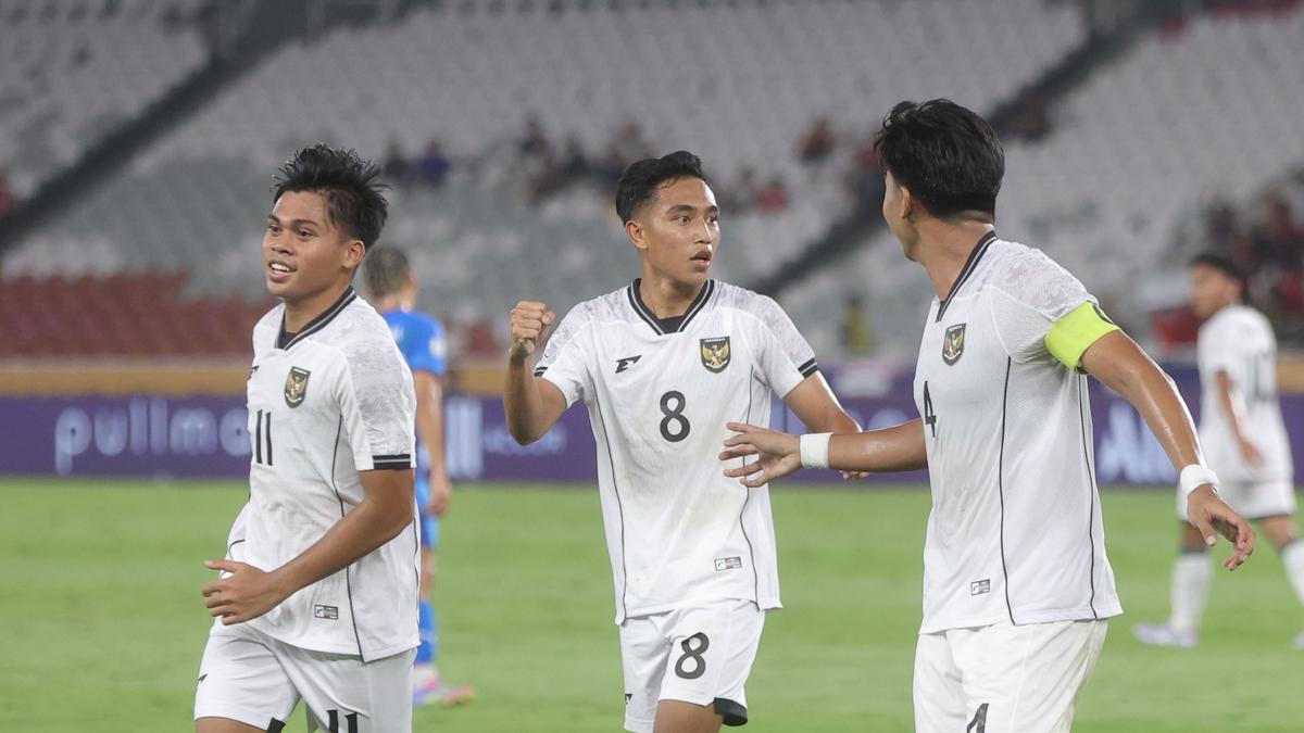 Lemparan Panjang Robi Darwis Hingga Tekel Brutal pada Hannan, Ini Catatan-Catatan Menarik Duel Filipina U-23 vs Indonesia U-23
