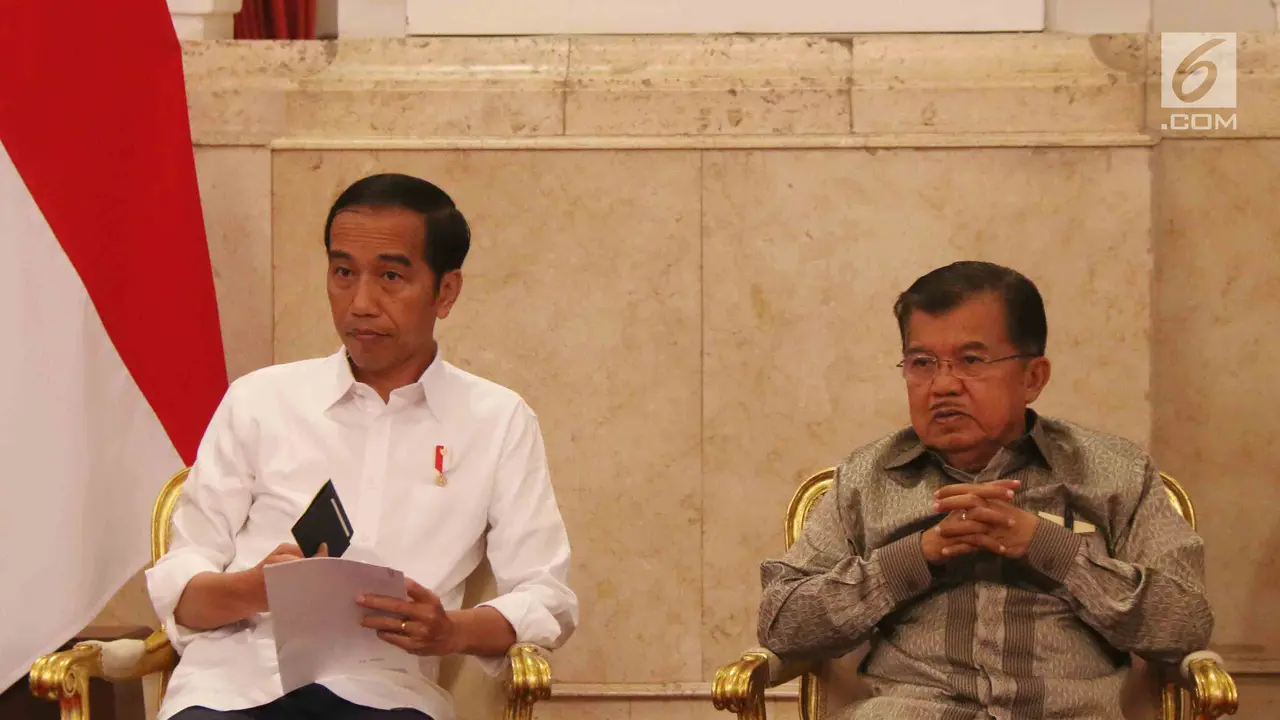 Presiden Joko Widodo (Jokowi) menegaskan akan menegur kementerian atau lembaga (K/L) yang menerbitkan aturan yang menyulitkan dunia usaha dan investasi.