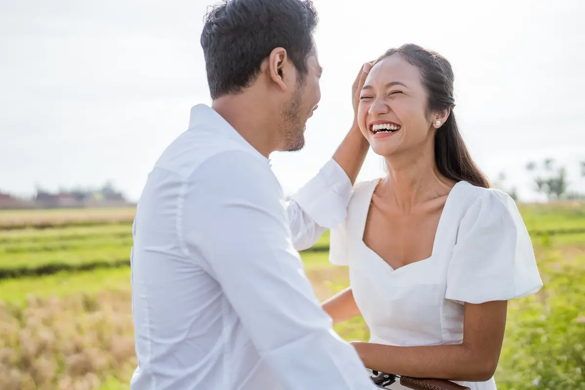 perempuan dan pasangan jan baju putih