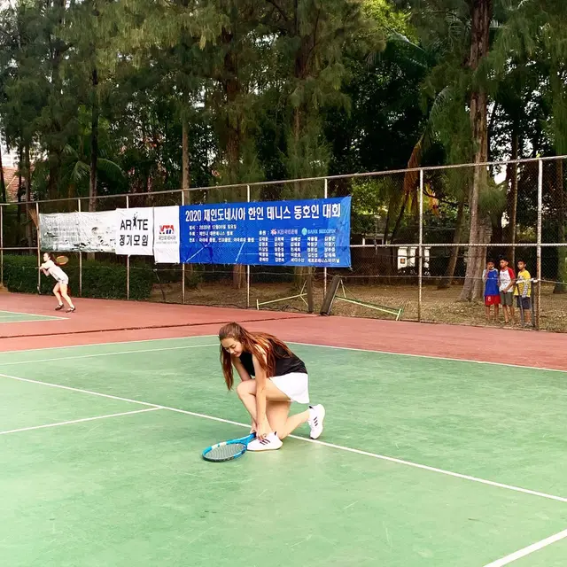 Coba Main Golf, Ini 7 Potret Aura Kasih Tampil Sporty Saat Jalani Olahraga