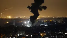 Asap hitam mengepul menyusul serangan udara militer Israel ke kota Gaza, Palestina, (12/7/2014). (AFP PHOTO/Thomas Coex)
