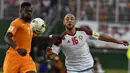 Bek Pantai Gading, Serge Aurier, mengamankan bola dari gelandang Maroko, Noureddine Amrabat, pada Kualifikasi Piala Dunia 2018 di Stadion Félix Houphouët-Boigny, Abidjan, Sabtu (11/11/2017). Pantai Gading kalah 0-2 dari Maroko. (AFP/Issouf Sanogo)