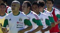Adolfo Bautista (kiri), Cuauhtemoc Blanco (tengah), dan Alberto Medina dari Timnas Meksiko berlari-lari kecil selama sesi latihan di Mexico City pada tanggal 30 April 2010 sebagai persiapan untuk pertandingan persahabatan berikutnya melawan Ekuador pada tanggal 7 Mei di New Jersey, Amerika Serikat. (FOTO AFP/OMAR TORRESOMAR TORRES /AFP)