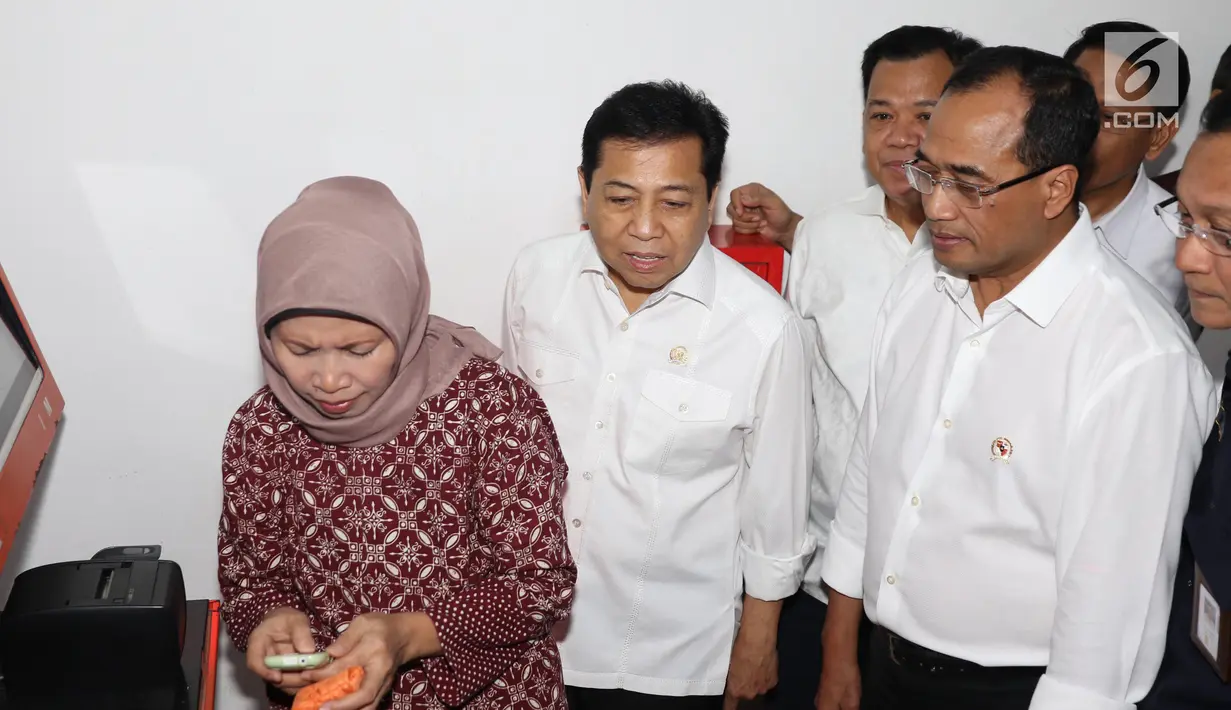 Ketua DPR RI Setya Novanto ditemani Menhub Budi Karya melakukan inspeksi mendadak (sidak)  di Stasiun Senen, Jakarta, Kamis (22/6). Sidak ini dilakukan guna mengecek kesiapan mudik Lebaran 2017. (Liputan6.com/Angga Yuniar)