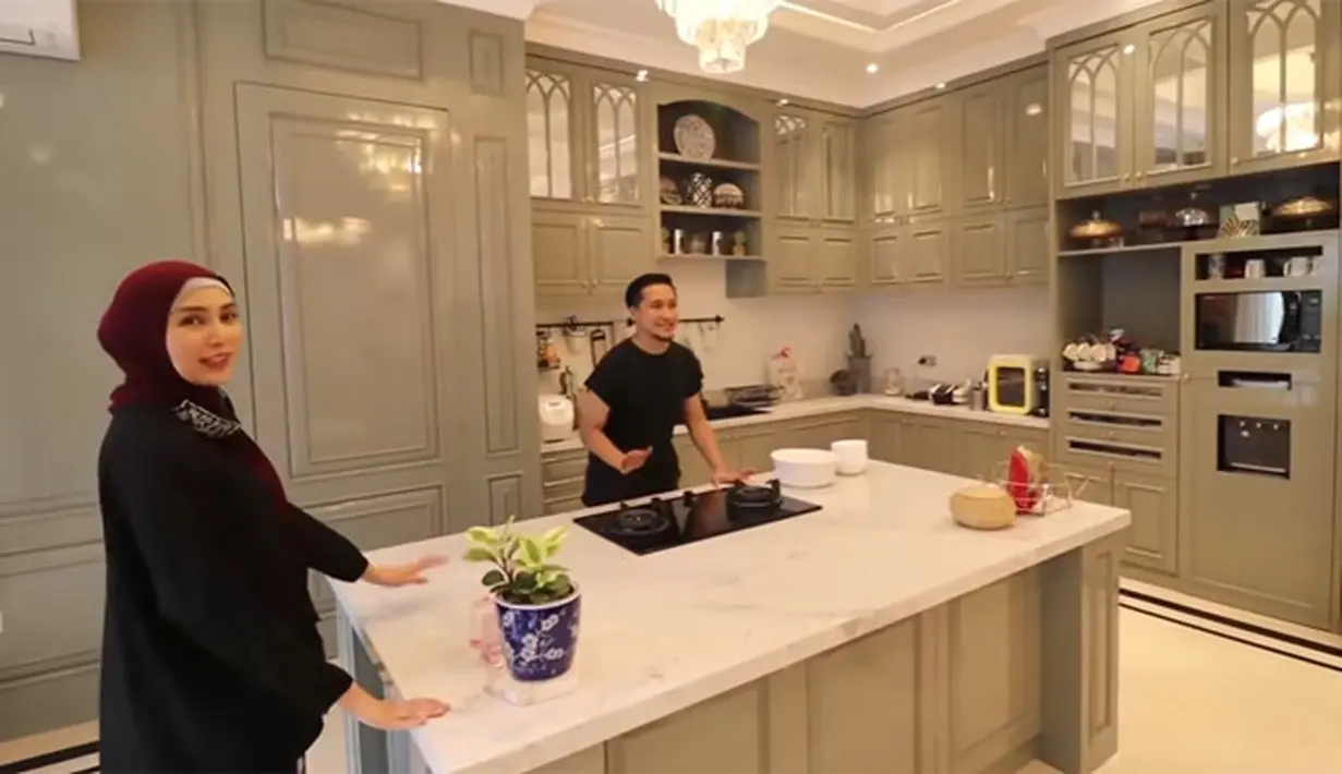 Rumah Arie Untung dan Fenita Arie (Youtube/Keluarga ITIKK)