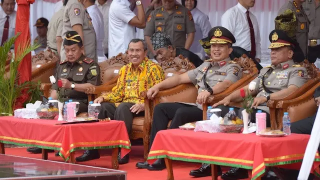Acara pisah sambut Kapolda Riau Irjen Agung Setya Imam Effendi dengan pejabat lama Irjen Widodo Eko Prihastopo.