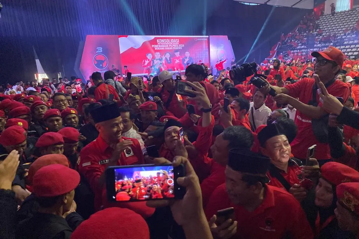 Bakal calon presiden dari PDI Perjuangan Ganjar Pranowo hadiri Konsolidasi Akbar Pemenangan Pemilu Legislatif dan Pemilu Presiden 2024 yang digelar DPD PDIP DKI Jakarta di Hall Basket Senayan, Jakarta, Minggu (4/6/2023). (Ady Anugrahadi/Liputan6.com)