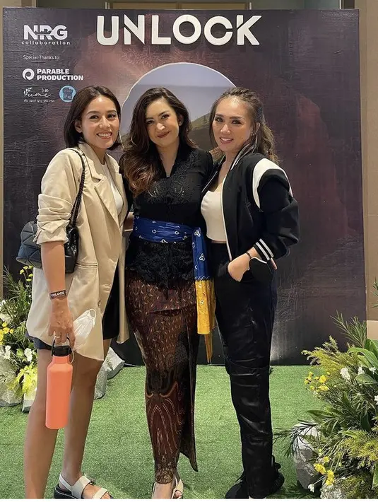 <p>Bersama kerabatanya, Nafa juga tampil berkebaya. Ia mengenakan kebaya warna hitam dipadukan kain batik kecokelatan. Dengan obi warna biru agar lebih stylish.&nbsp;@nafaurbach</p>