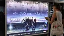 Warga melihat poster komersial anggota boyband K-pop, BTS, di stasiun subway di Seoul, Selasa (1/9/2020). Lagu "Dynamite" puncaki tangga lagu Billboard dan membuat BTS menjadi penyanyi Kpop sekaligus grup Asia pertama yang meraih posisi nomor satu di Billboard Hot 100. (Jung Yeon-je/AFP)