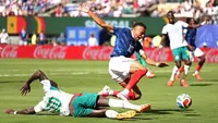 Penyerang Senegal #10, Sadio Mane, dan penyerang Prancis #10 Kylian Mbappe berebut bola pada pertandingan Grup I Piala Dunia 2026 antara Prancis dan Senegal di Stadion New York/New Jersey di East Rutherford pada 17 Juni 2026. (CHARLY TRIBALLEAU/AFP)