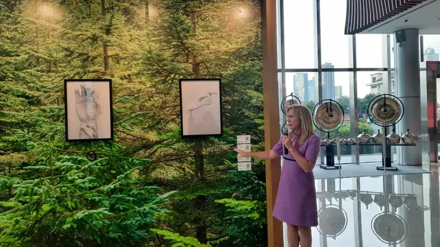 Deborah Iskandar dalam pameran seni Ireland's Eye atau Mata Irlandia