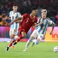 Pemain Timnas Indonesia, Marselino Ferdinan (tengah kanan) berebut bola dengan pemain Argentina, Alejandro Garnacho pada laga FIFA Matchday di Stadion Utama Gelora Bung Karno (SUGBK), Senayan, Jakarta, Senin (19/06/2023). (Bola.com/Bagaskara Lazuardi)