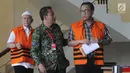 Mantan anggota DPRD Sumut Fadly Nurzal (kanan) dan Rijal Sirait (kiri) di Gedung KPK, Jakarta, Jumat (24/8). Keduanya ditahan terkait dugaan suap Laporan Pertanggungjawaban APBD 2012 dan Pengesahan APBD-P 2013, 2014 dan 2015. (Merdeka.com/Dwi Narwoko)