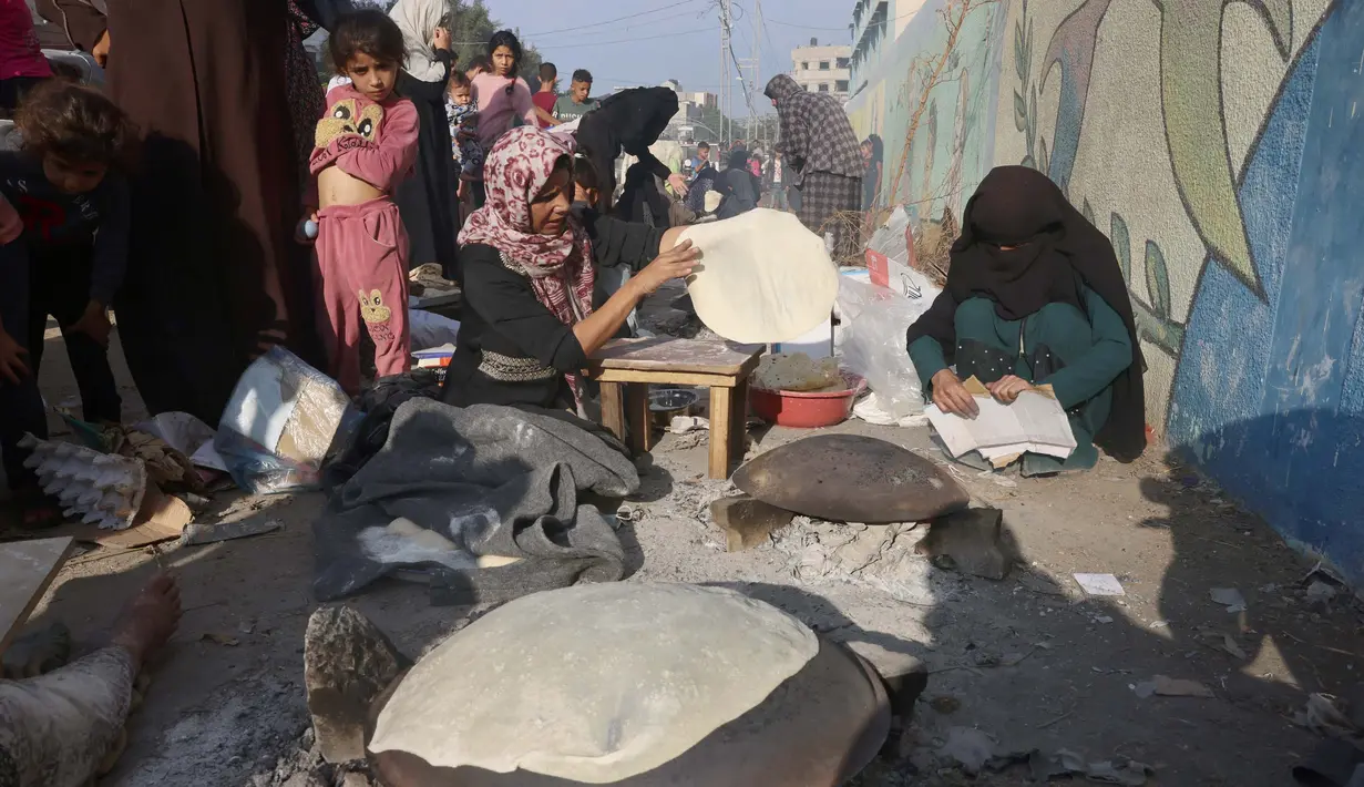 Gelombang pengungsi di Gaza Selatan terus meningkat seiring memanasnya konflik antara kelompok Hamas Palestina dan Israel. (SAID KHATIB/AFP)