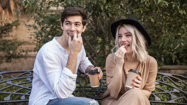 couple oktober tak pamer