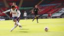 Pemain Tottenham Hotspur Son Heung-min mencetak gol ke gawang Southampton pada pertandingan Liga Premier Inggris di Stadion St. Mary, Southampton, Inggris, Minggu (20/9/2020). Tottenham menekuk Southampton 5-2, Son Heung-min menyumbang empat gol. (Andrew Boyers/Pool via AP)
