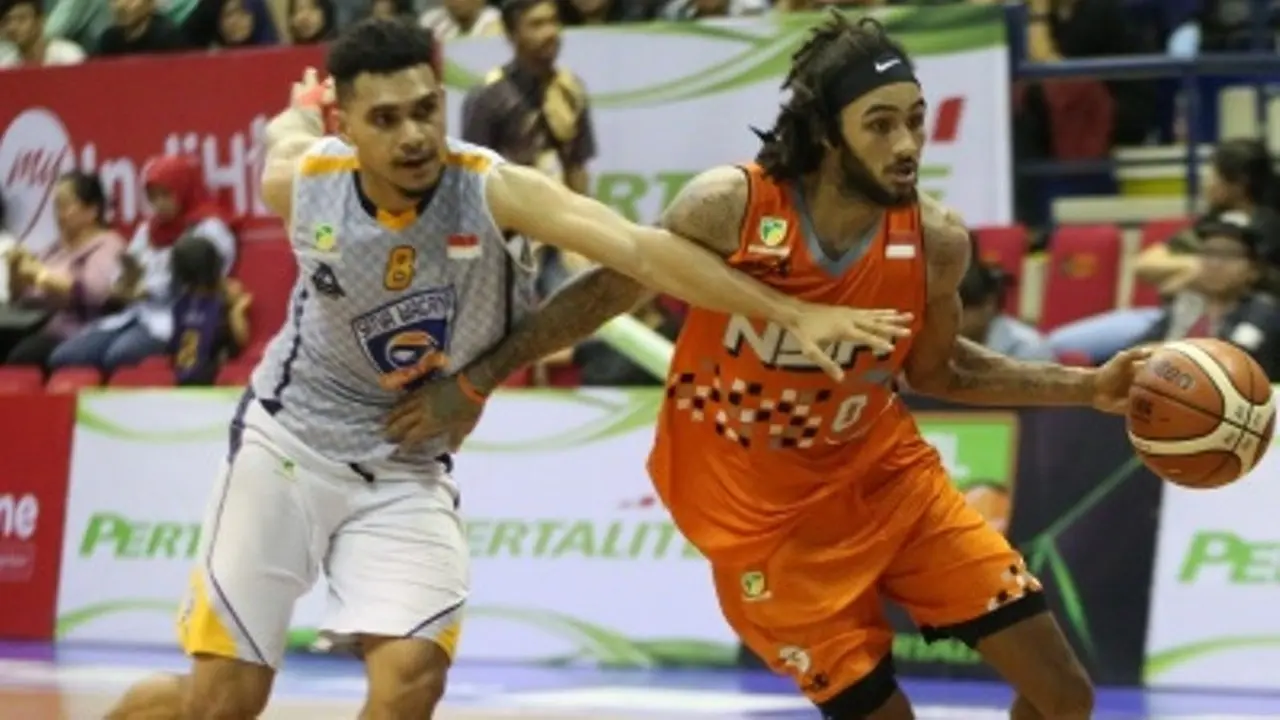 Point guard NSH Jakarta, Gary Jacobs (kanan).