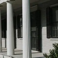 Ilustrasi Rumah dengan Pilar Klasik (Credit: Aubrey Odom/Unsplash)