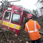 Petugas melihat rangkaian KRL yang anjlok di perlintasan Kebon Pedes, Bogor, Jawa Barat, Minggu (10/3). Akibat peristiwa tersebut, perjalanan KRL arah Bogor dan sebaliknya dihentikan sementara. (Liputan6.com/Immanuel Antonius)