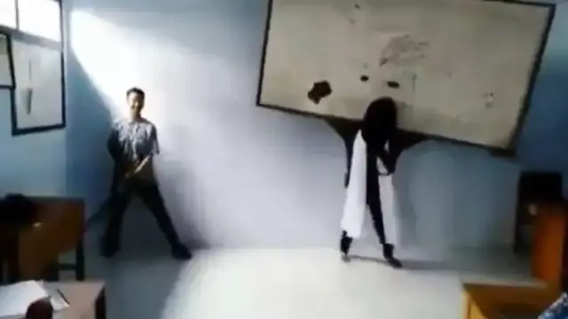 6 Tingkah Murid di Papan Tulis Ini Absurd Pol, Guru Senyum Tipis
