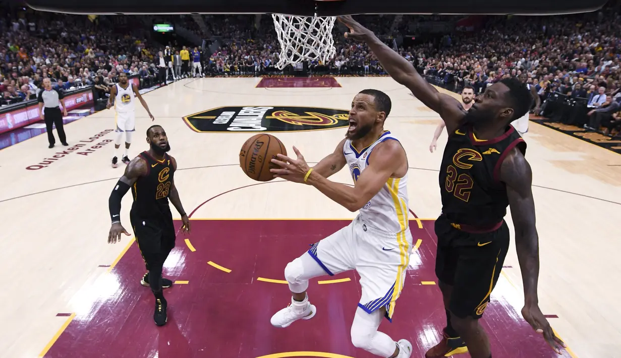 Pebasket Golden State Warriors, Stephen Curry, berusaha memasukan bola saat melawan Cleveland Cavaliers pada final NBA di Quicken Loans Arena, Ohio, Jumat (8/6/2018). Warriors juara setelah menang 4-0 atas Cavaliers. (AFP/Gregory Shamus)