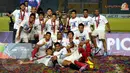 Para pemain Timnas Indonesia U23 berfoto bersama tropi juara dalam sebuah turmanen mini MNC Cup yang diikuti beberapa negara di Asia (Liputan6.com/Helmi Fithriansyah).