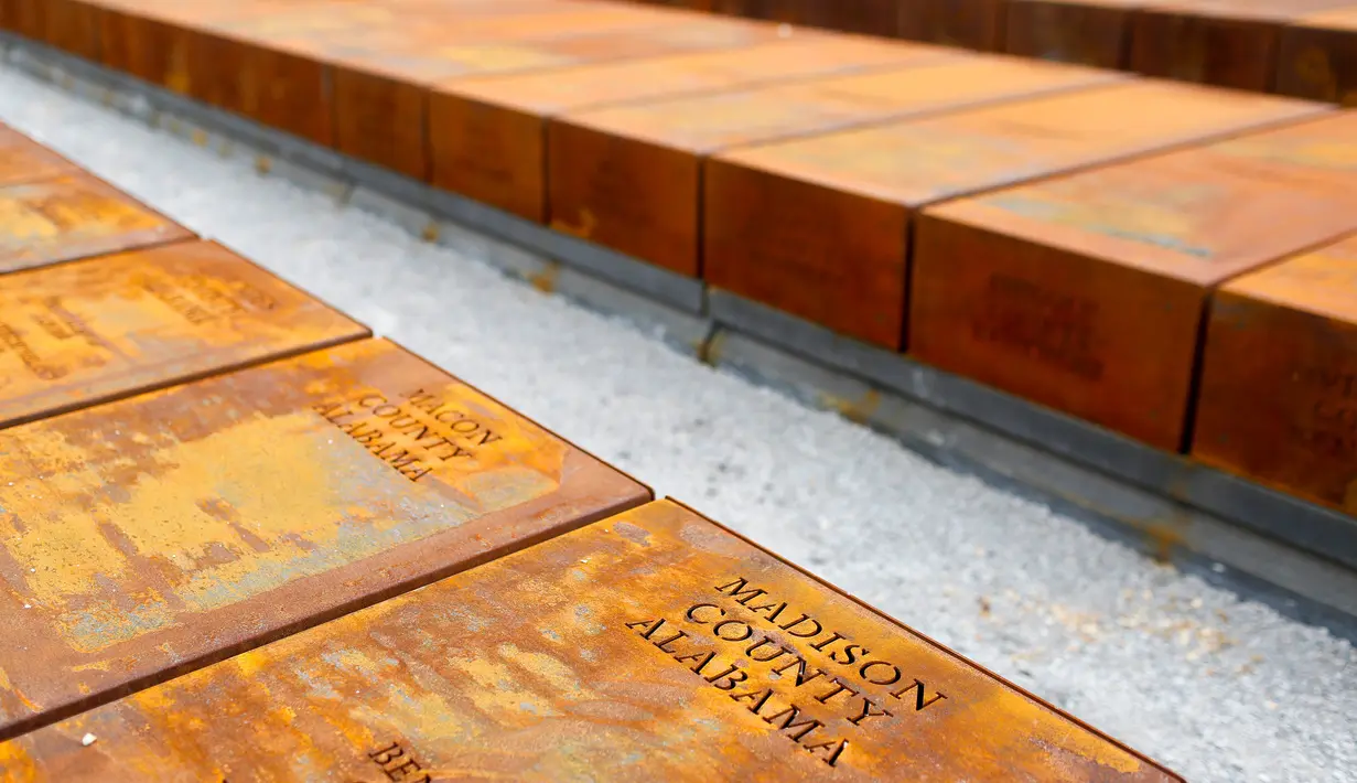 Sebuah patung yang menggambarkan orang-orang korban perbudakan dirantai di National Memorial for Peace and Justice, Montgomery, AS (22/4). (AP Photo / Brynn Anderson)