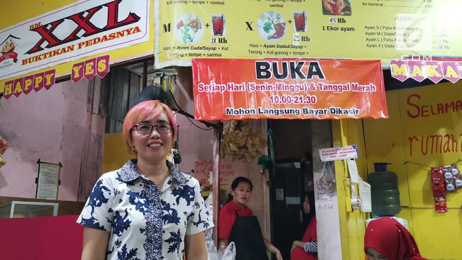 Linna sang pemilik Rumah Makan XXL menggunakan layanan GrabFood. (Liputan6.com/ Andina Librianty)