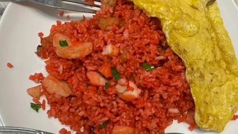 Nasi goreng merah dengan cita rasa khas dan warna yang menggugah selera