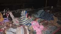 Warga korban gempa Lombok berjaga-jaga di malam hari, khawatir gempa susulan besar terjadi. (Liputan6.com/Sunariyah)