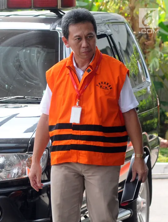 Bupati Kebumen nonaktif, Mohammad Yahya Fuad bergegas memasuki gedung KPK untuk menjalani pemeriksaan, Jakarta, Jumat (13/4). Yahya diperiksa terkait kasus suap pengadaan barang dan jasa dana APBD Kabupaten Kebumen tahun 2016. (Merdeka.com/Dwi Narwoko)