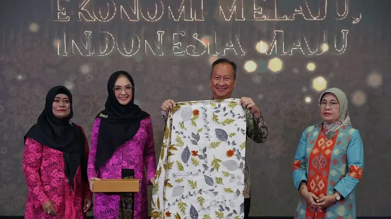 Menteri Perindustrian Agus Gumiwang Kartasasmita membuka pameran produk unggulan Ipemi di Gedung Kemenperin