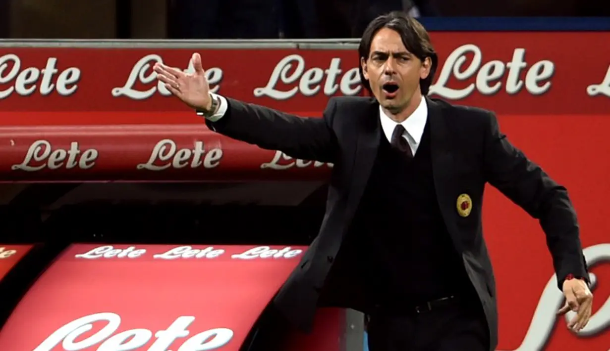 Allenatore AC MIlan Filippo Inzaghi memberikan instruksi kepada pemainnya dalam Derby Della Madonnina Semalam, Senin (20/04/2015). Sumber : AFP