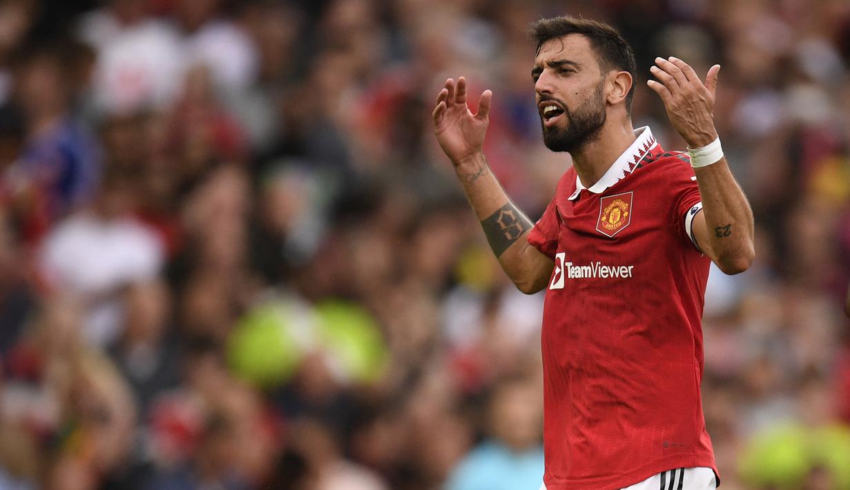 Bruno Fernandes. Gelandang serang Portugal berusia 28 tahun yang kini menjalani musim ke-4 bersama Manchester United saat ini memiliki nilai pasar sebesar 85 juta euro atau setara Rp1,27 triliun. Tampil sebaagi pilihan utama di bawah pelatih Erik ten Hag, ia telah tampi 6 kali di Liga Inggris musim 2022/2023 ini dengan torehan 1 gol dan 1 assist. (AFP/Oli Scarff)