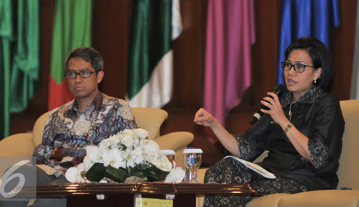Menteri Keuangan Sri Mulyani Indrawati memaparkan pandangannya pada kuliah umum di Graha Sanusi Unpad, Kota Bandung, Selasa (29/11). Sri Muyani mengangkat tema Membangun Fondasi Demi Pertumbuhan yang Lebih Berkelanjutan. (Liputan6.com/Yoppy Renato)