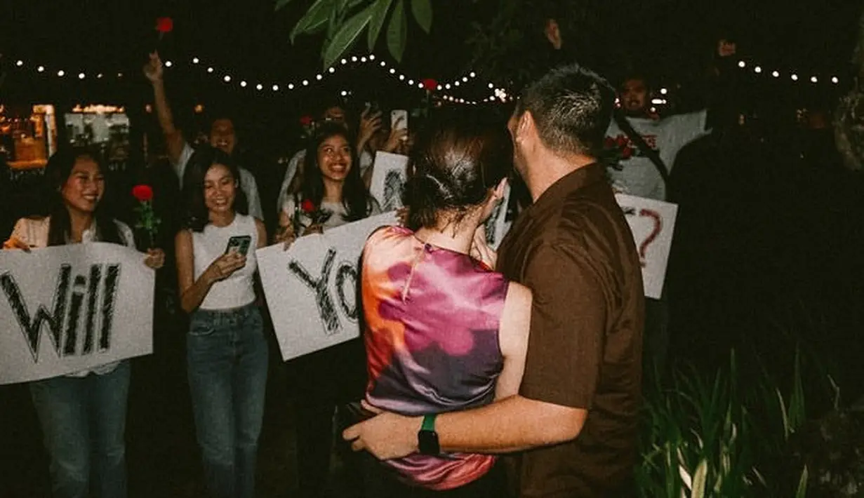 Rambutnya pun diikat model bun messy. Sementara, sang kekasih mengenakan kemeja coklat.  [@nabilasudiro]