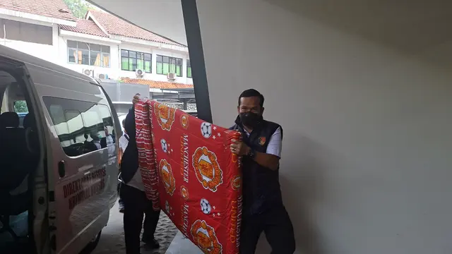 Polisi bawa barang bukti kasus Febrie Adriansyah ke Kejagung.