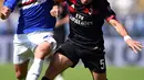 Bek Sampdoria, Bartosz Bereszynski berusaha merebut bola gelandang AC Milan, Giacomo Bonaventura saat bertanding pada Liga Serie A Italia di Stadion Luigi Ferraris di Genoa (24/9). AC Milan takluk 2-0 dari Sampdoria. (AFP Photo/Filippo Monteforte)